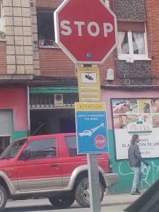 🚦 Conflicto en Lena: 2.000 firmas piden retirar los «foto-stop» en el pleno municipal